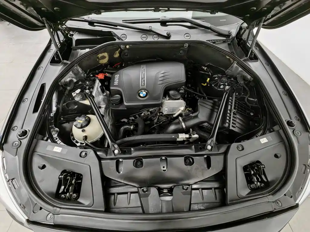 BMW 5 Series GT — миниатюра 6