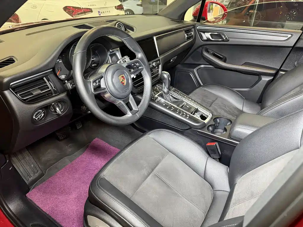 PORSCHE MACAN