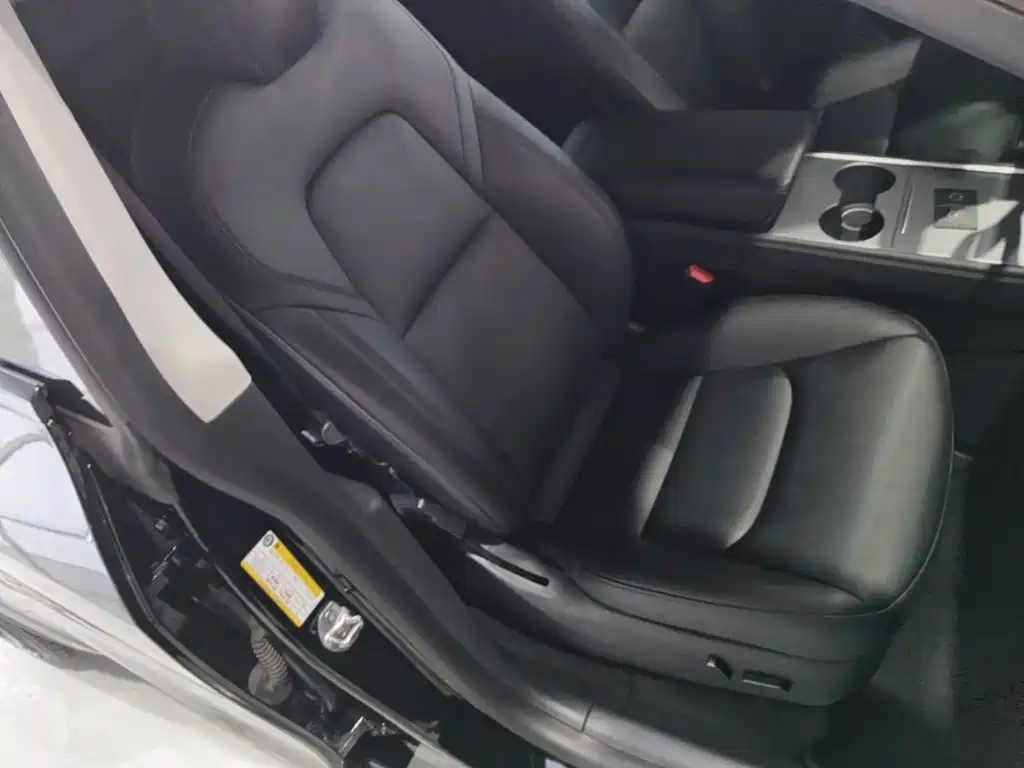 Tesla Model Y — миниатюра 25
