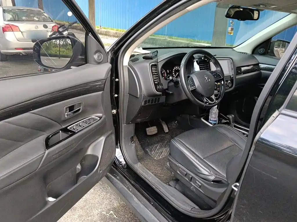 Mitsubishi Outlander — миниатюра 12