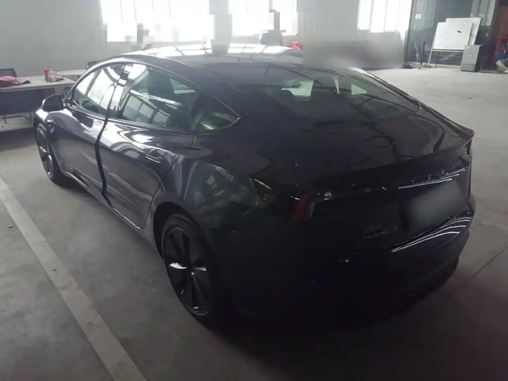 Tesla Model 3 — миниатюра 5