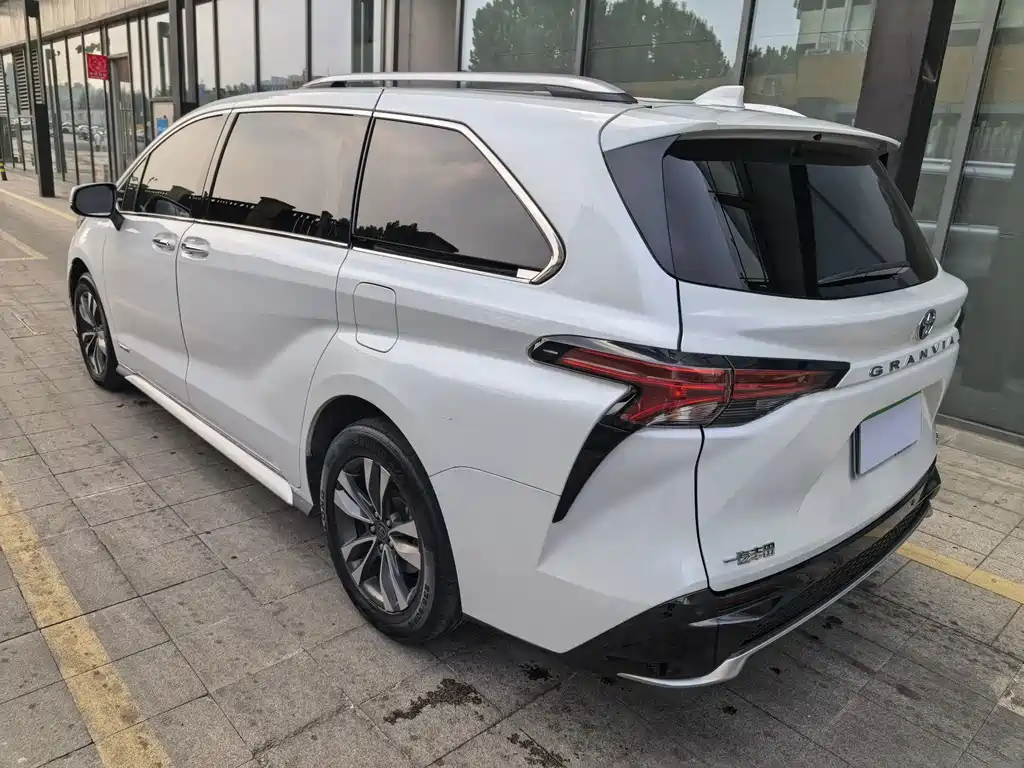Toyota Granvia — миниатюра 12