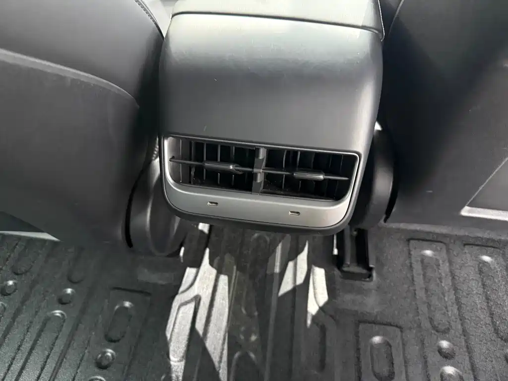 Tesla Model 3 — миниатюра 6