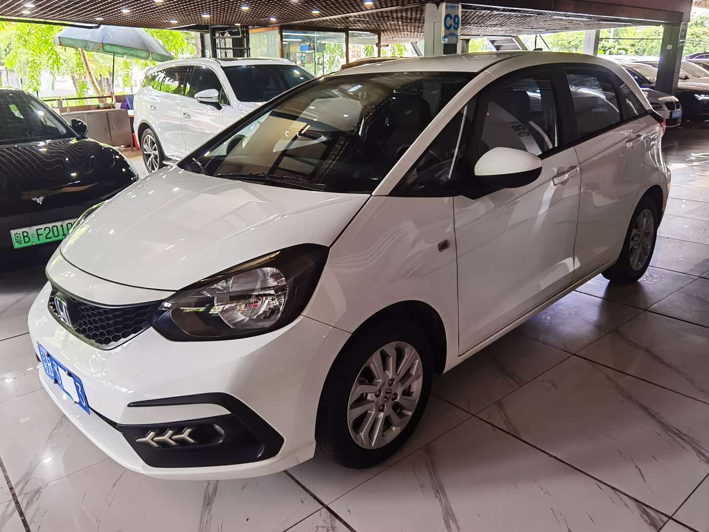 Honda Fit 1.5 л 2021 г. Белый, пробег 27000 км