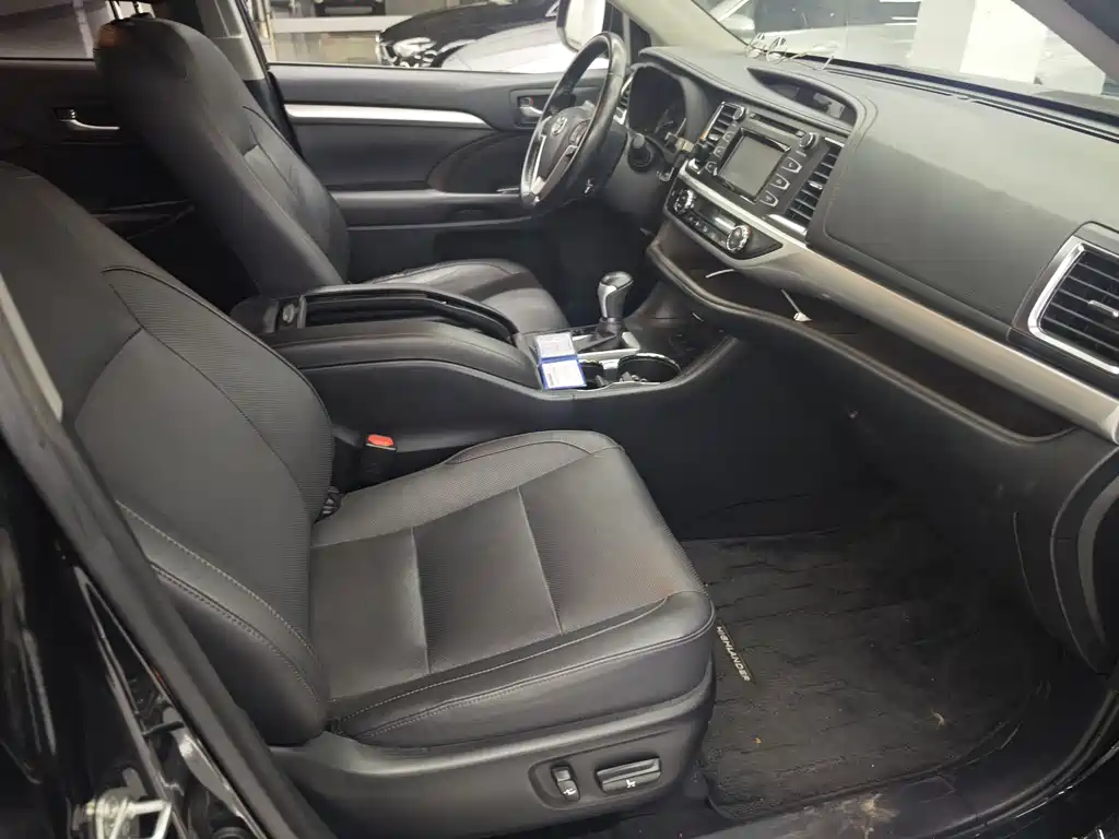 Toyota Highlander 2018 2.0T Luxury 7 мест V