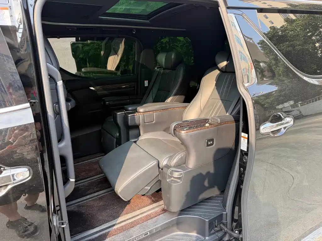 Toyota Vellfire — миниатюра 16
