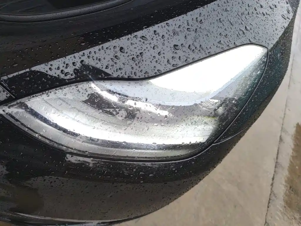 Tesla Model Y — миниатюра 24