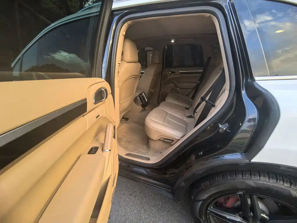 Porsche Cayenne — миниатюра 5