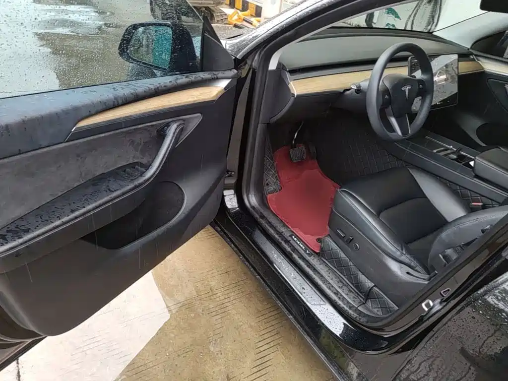 Tesla Model Y — миниатюра 16