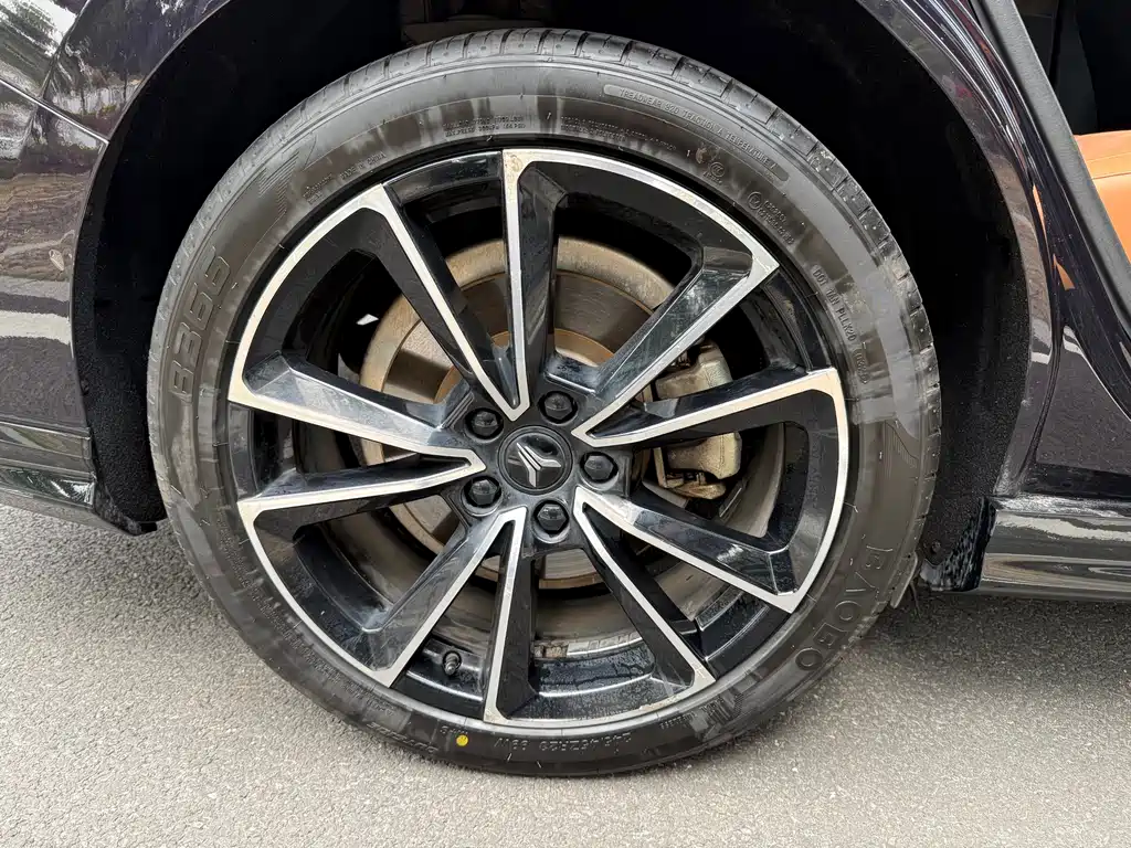 VOYAH LANTU CHASING LIGHT