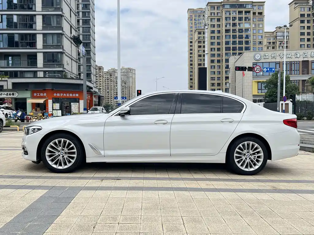 BMW 5 Series — миниатюра 5