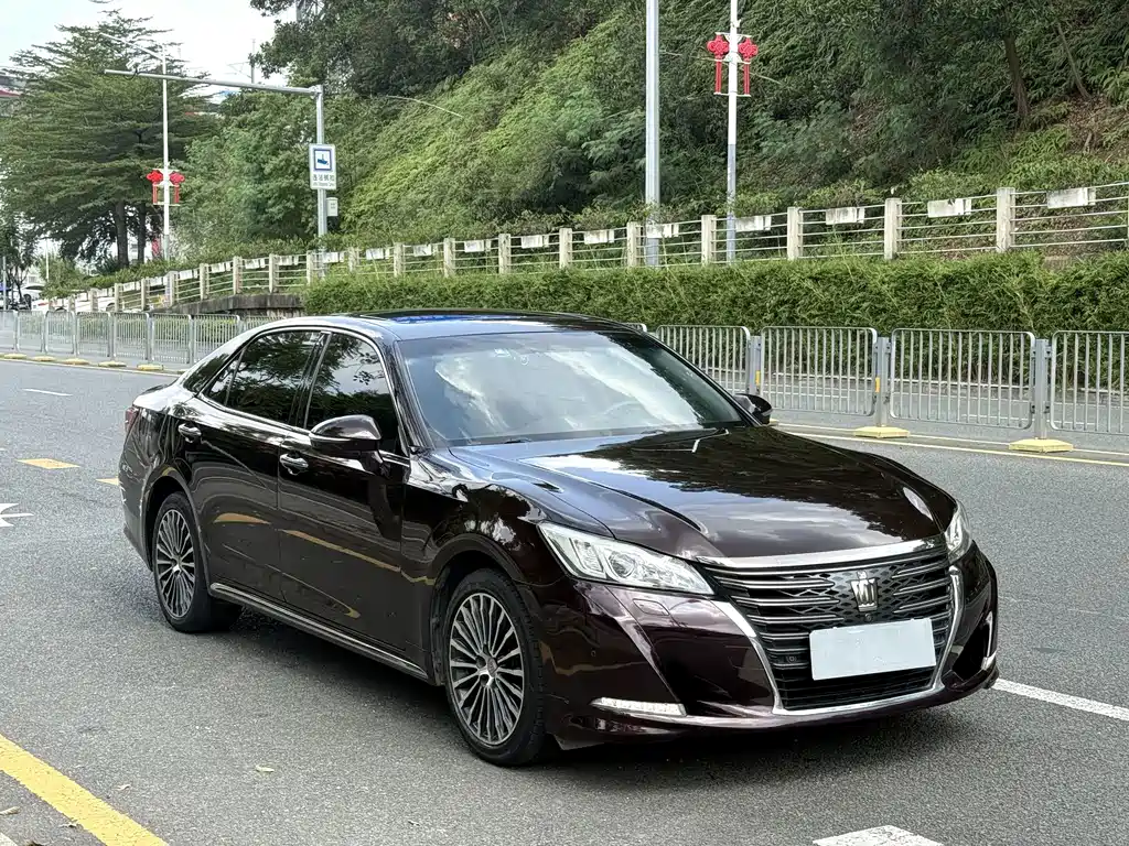 Toyota Crown — миниатюра 3