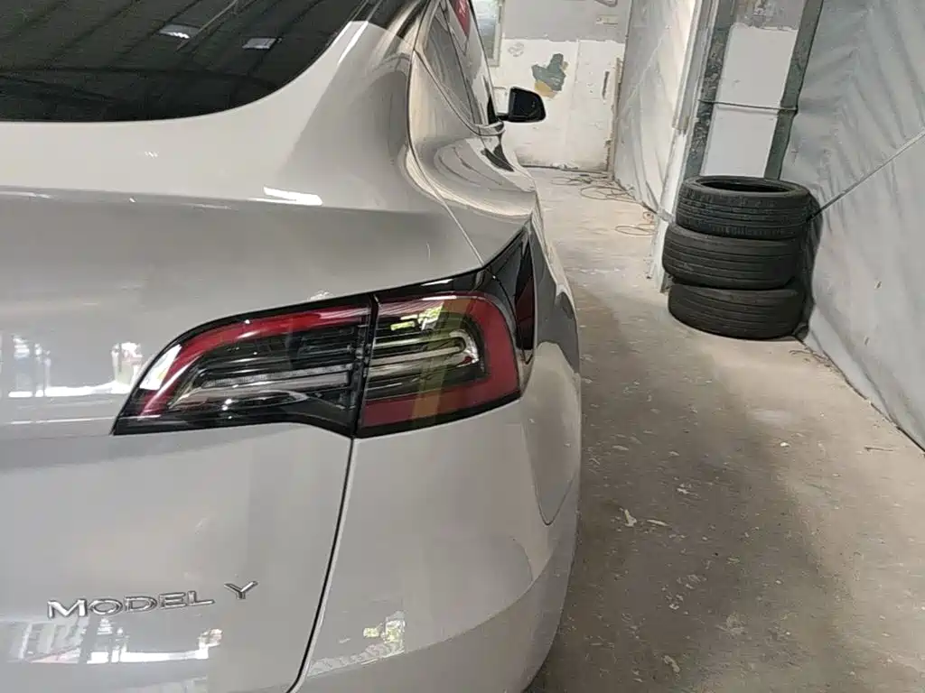 Tesla Model Y — миниатюра 8