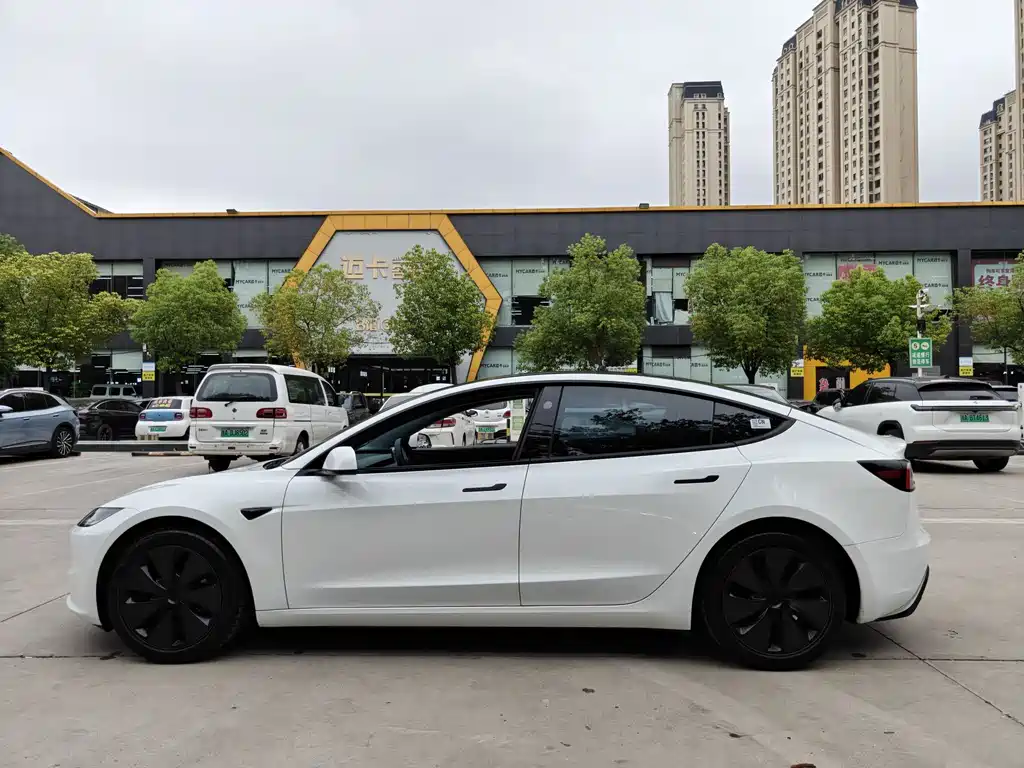 Tesla Model 3 — миниатюра 9
