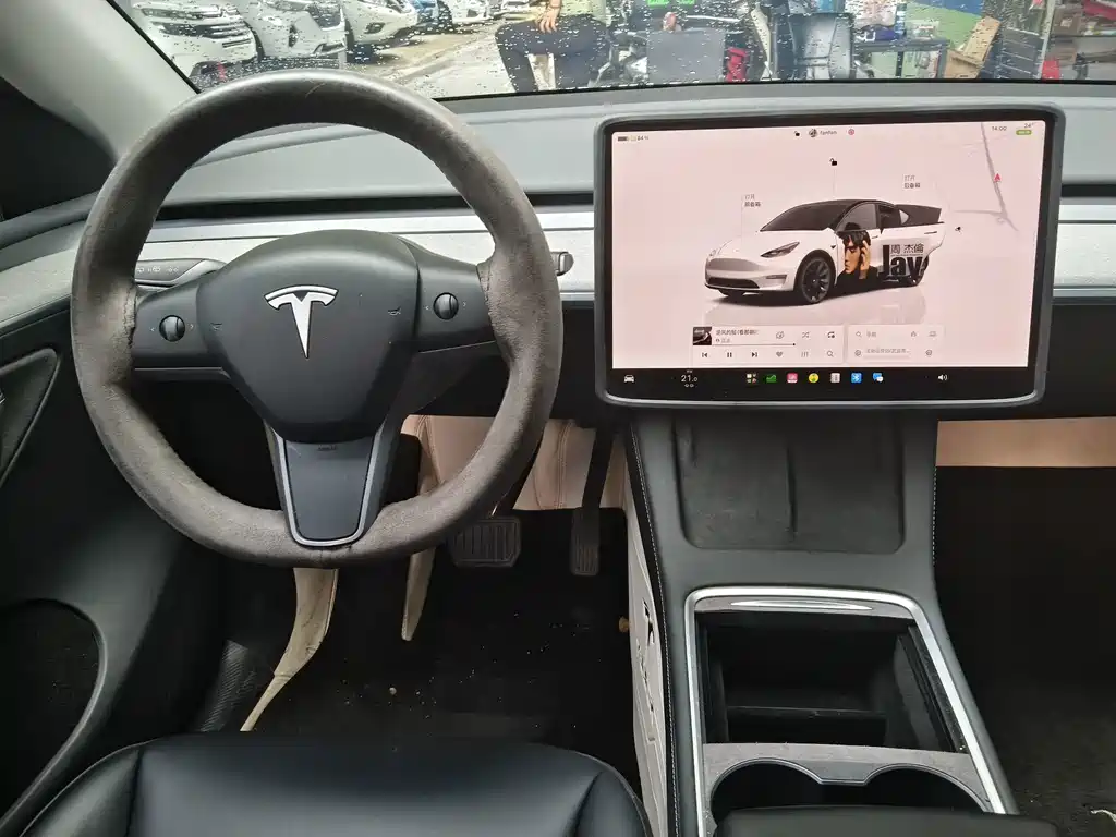 Tesla Model Y — миниатюра 6