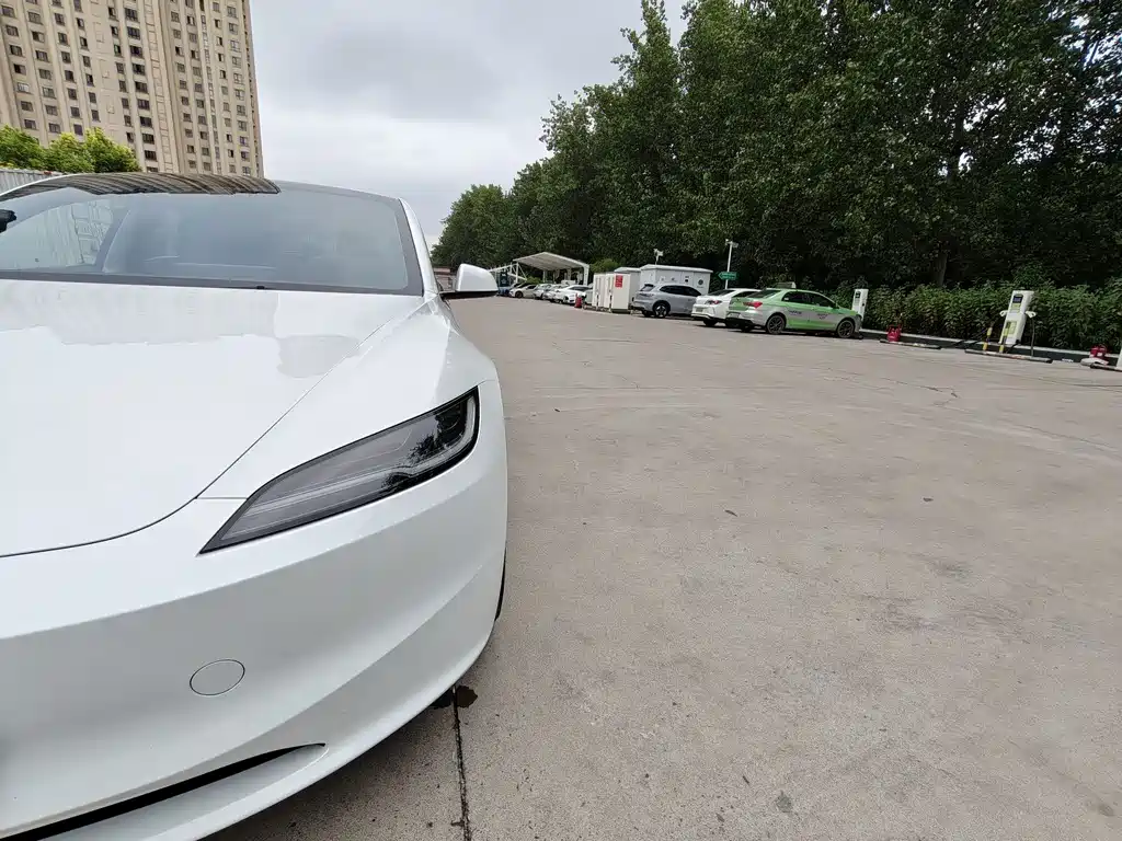 Tesla Model 3 — миниатюра 12