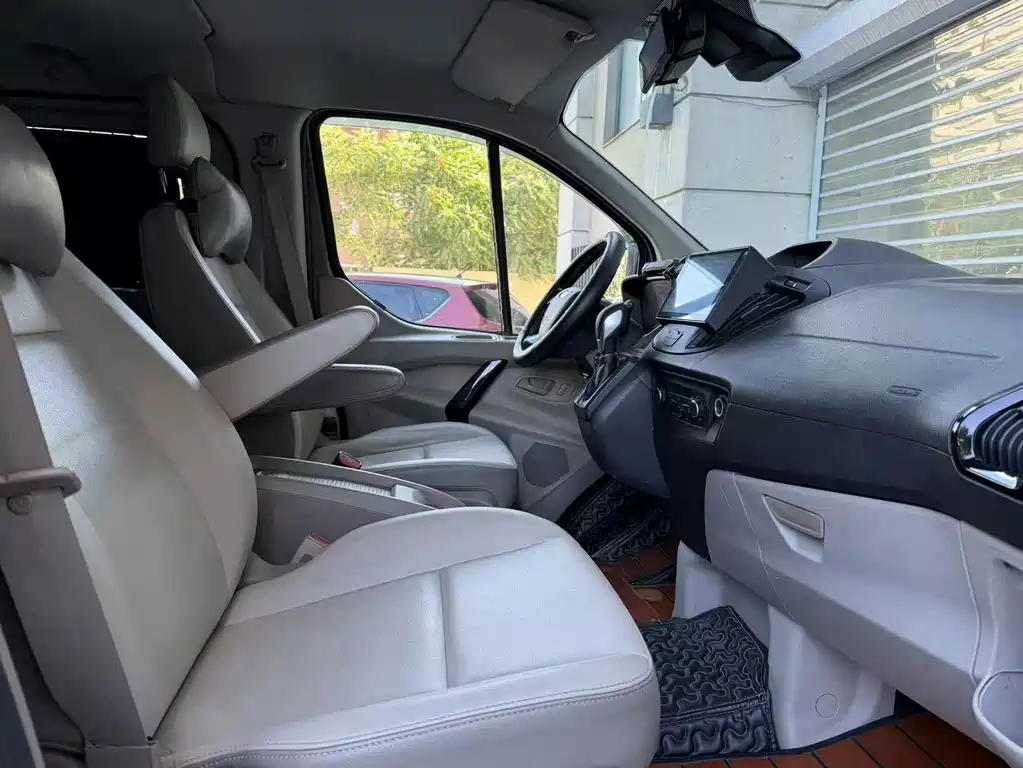 Ford Tourneo — миниатюра 5
