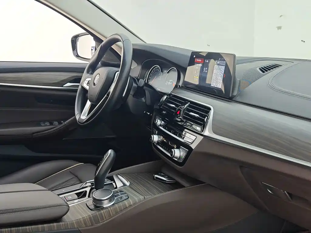 BMW 5 Series — миниатюра 11