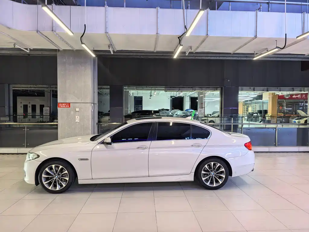 BMW 5 Series — миниатюра 9