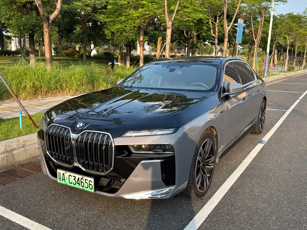 BMW i7