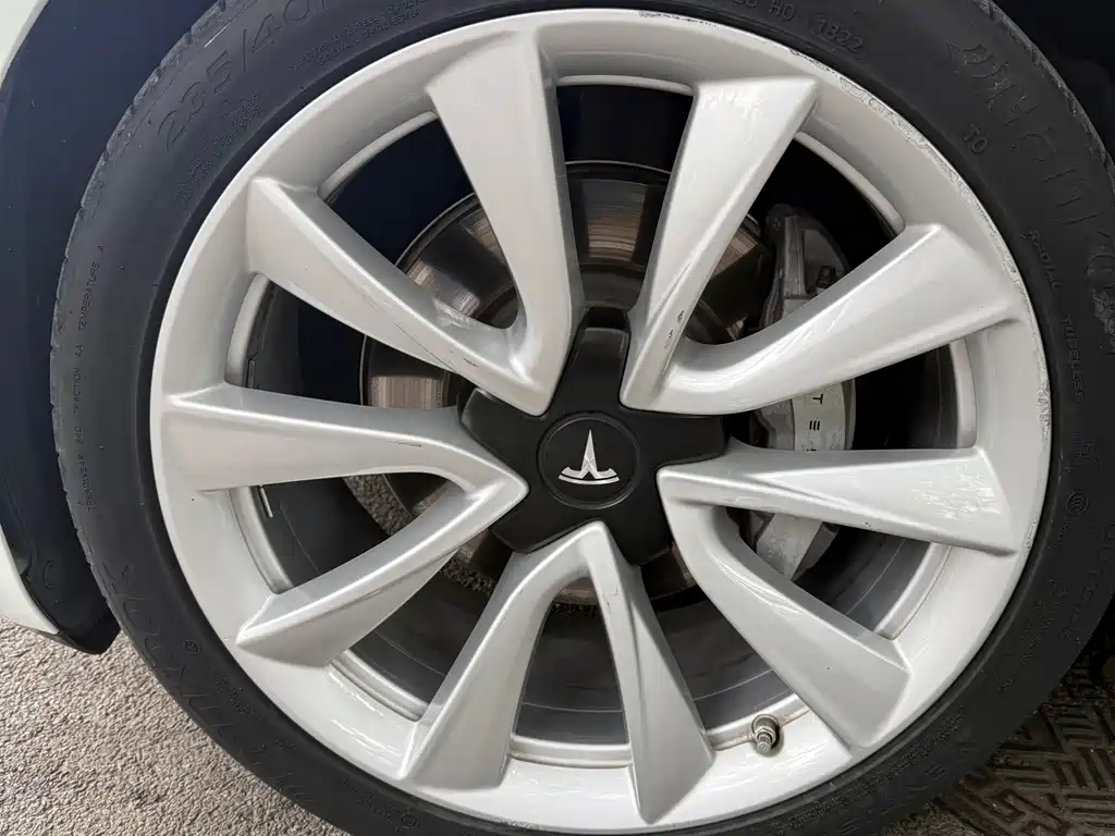 Tesla Model 3 — миниатюра 4