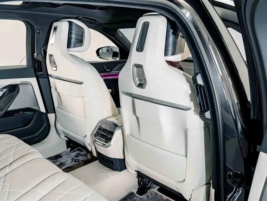 BMW i7 — миниатюра 23