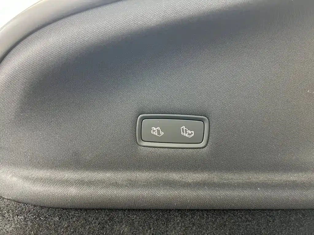Tesla Model Y — миниатюра 43