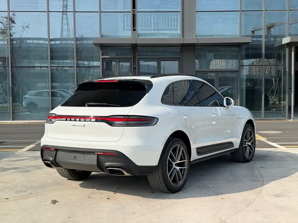 PORSCHE MACAN
