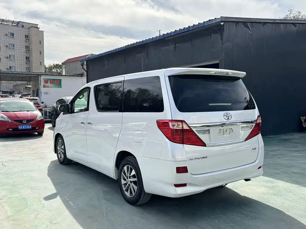 Toyota Alphard — миниатюра 8
