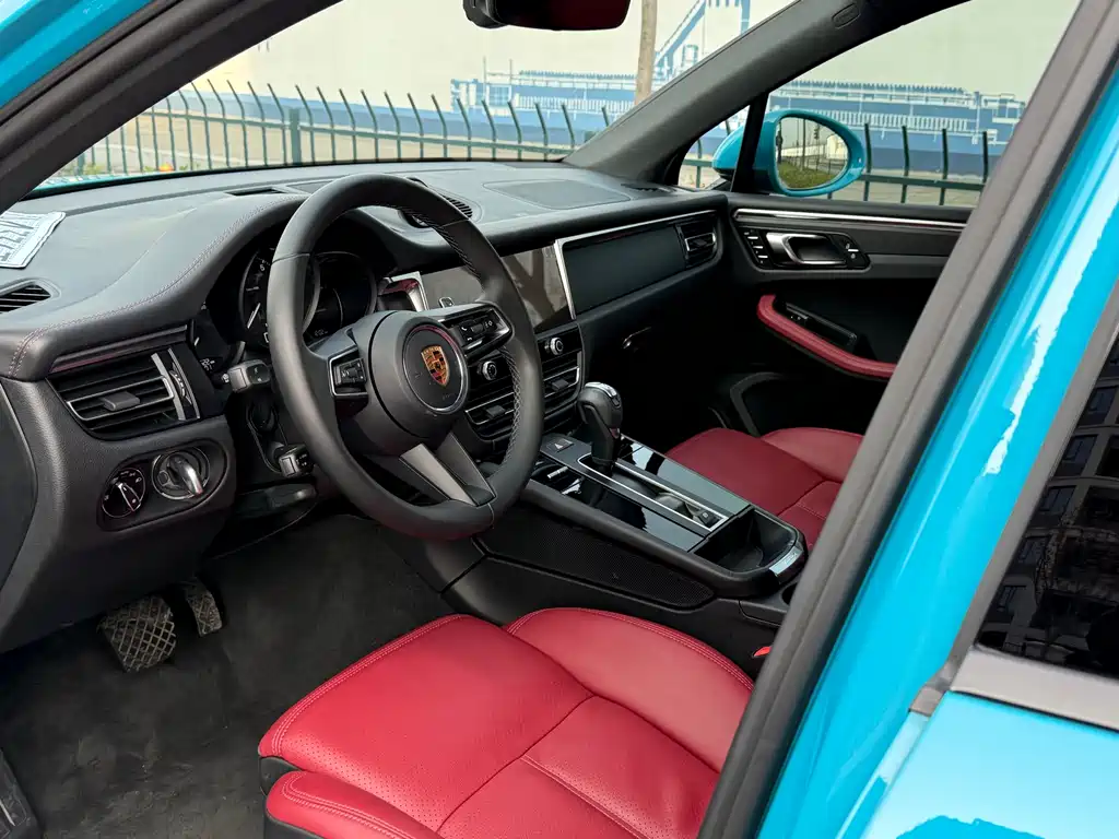 PORSCHE MACAN