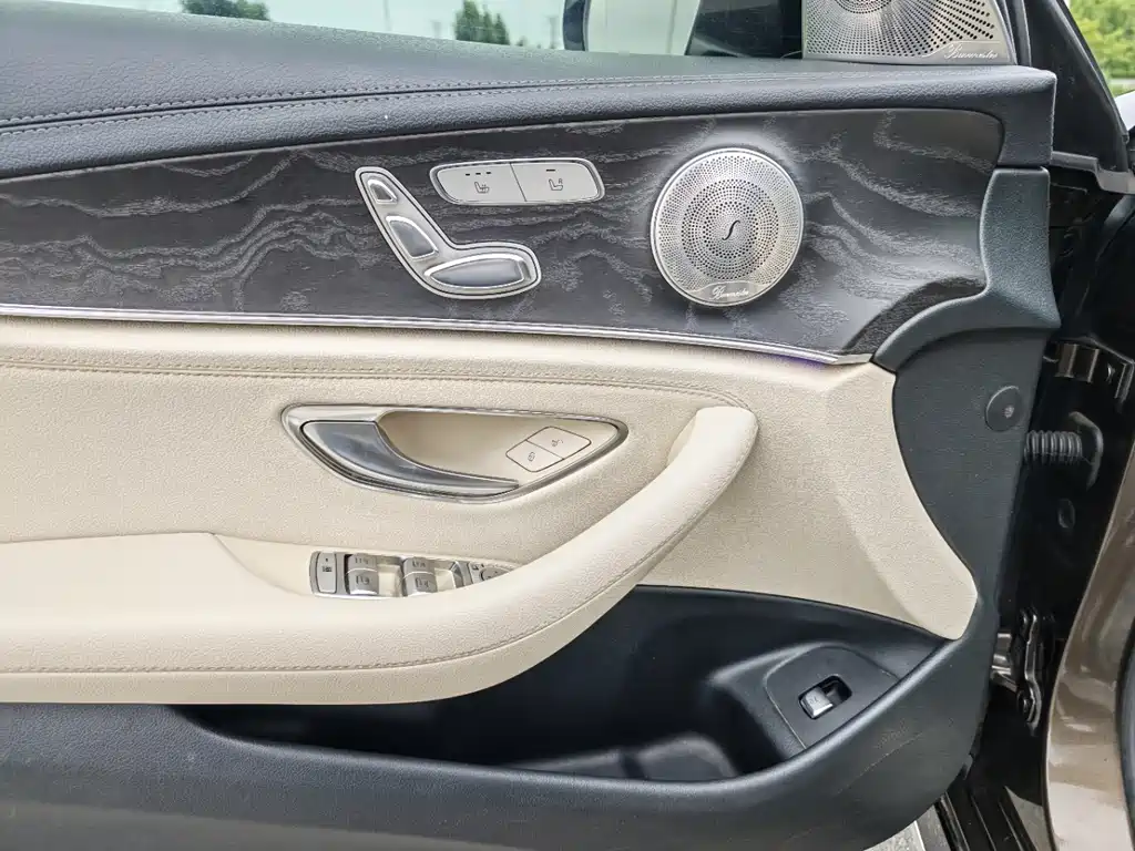 Mercedes-Benz E-Class — миниатюра 7