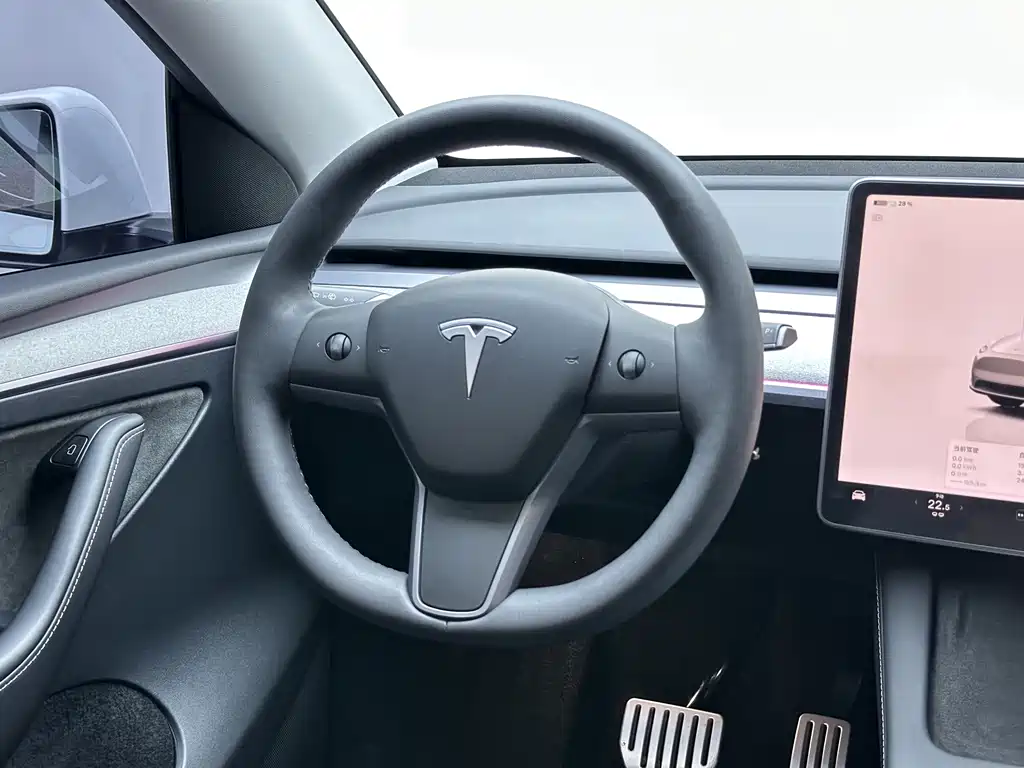 Tesla Model Y — миниатюра 17