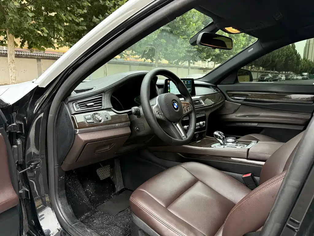BMW 7 Series — миниатюра 5