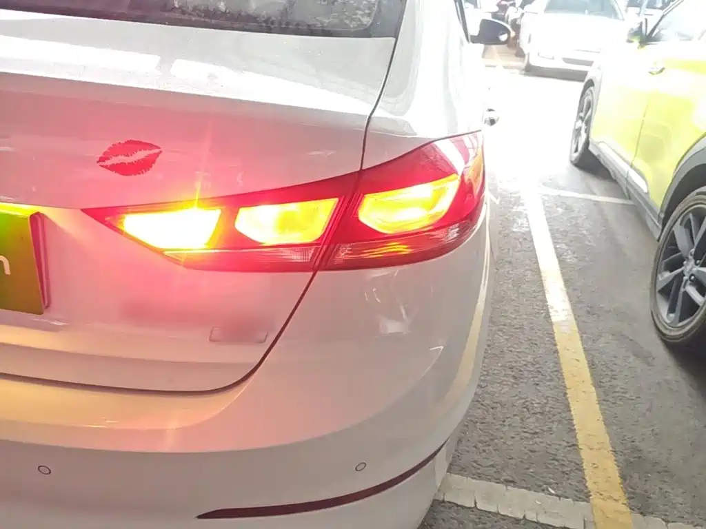 Hyundai Elantra — миниатюра 8