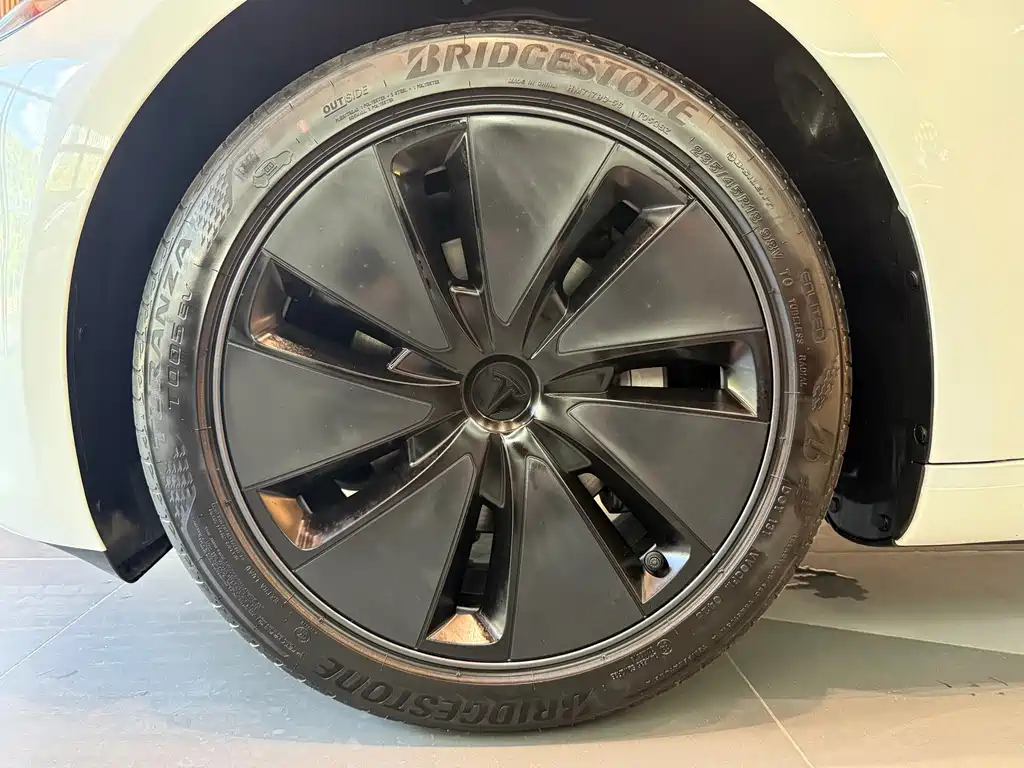 Tesla Model 3 — миниатюра 14