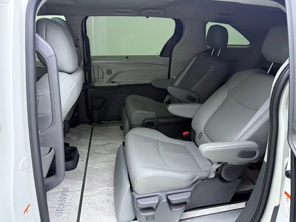Toyota Granvia — миниатюра 14