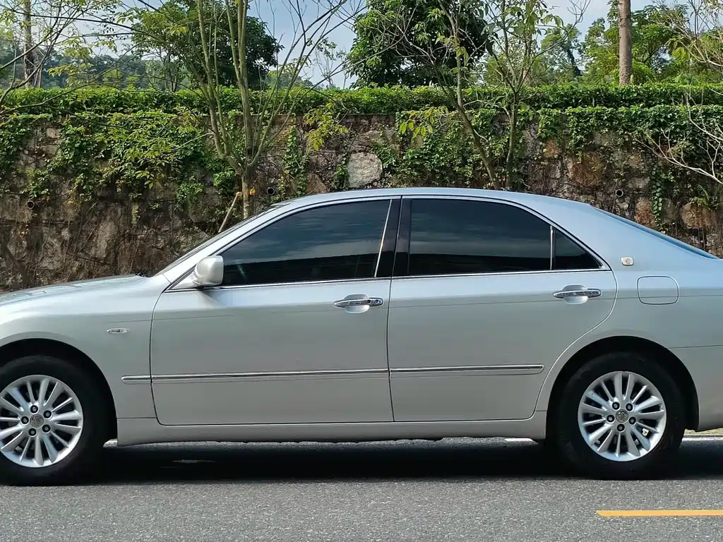 Toyota Crown — миниатюра 4