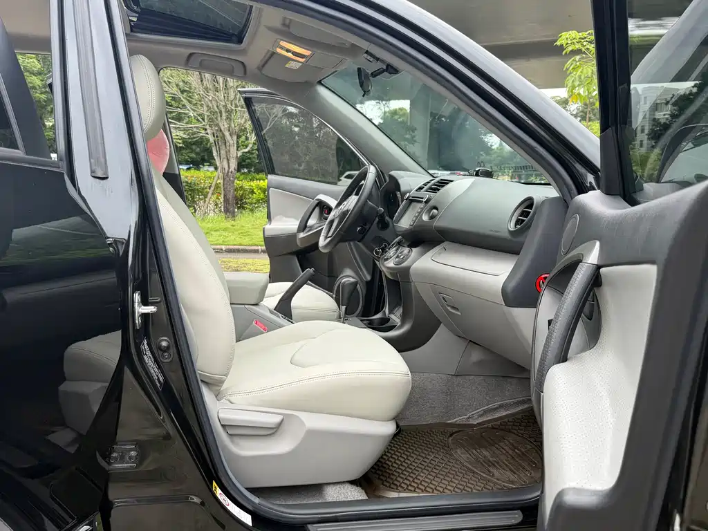 Toyota RAV4 — миниатюра 12