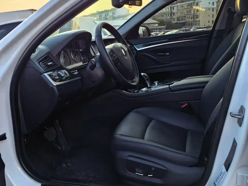 BMW 5 Series — миниатюра 9