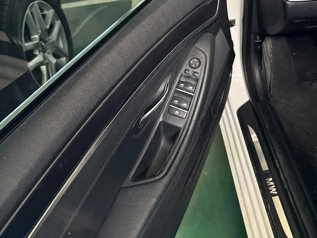 BMW 5 Series — миниатюра 10