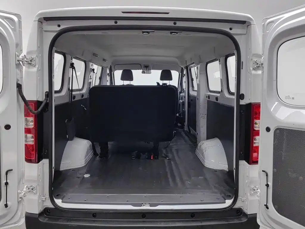 Wuling Yangguang — миниатюра 16