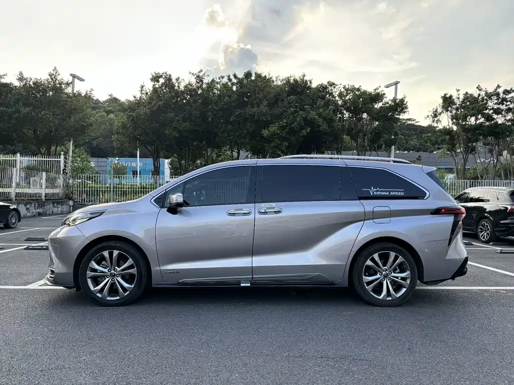 Toyota Sienna — миниатюра 2
