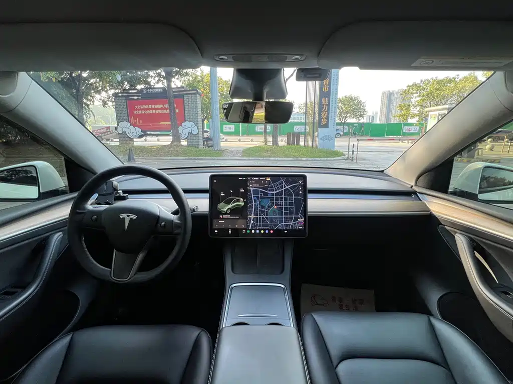 Tesla Model Y — миниатюра 5