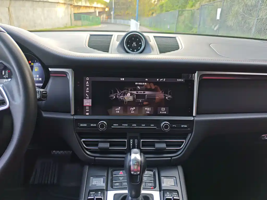 Porsche Macan — миниатюра 13