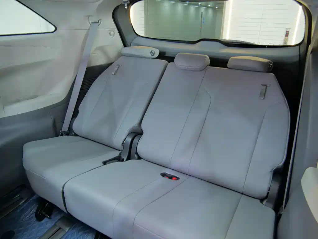 Toyota Granvia — миниатюра 13