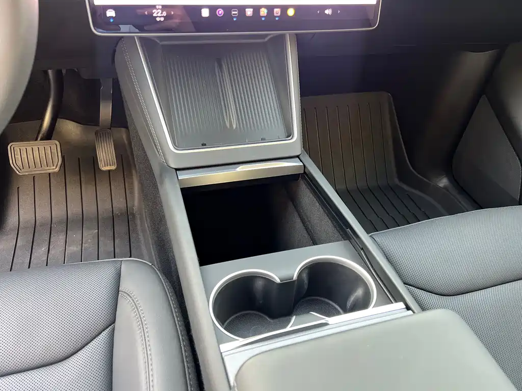 Tesla Model Y — миниатюра 9
