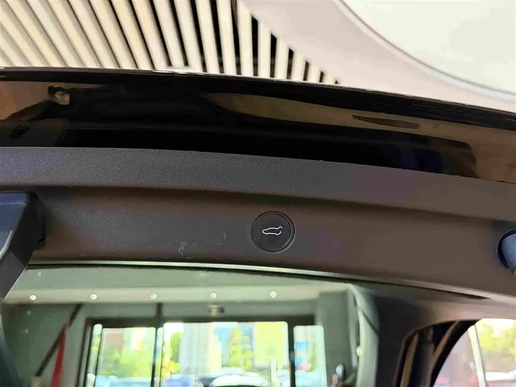 Tesla Model Y — миниатюра 10