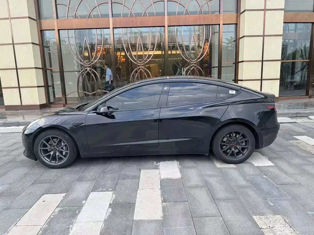 Tesla Model 3 — миниатюра 7