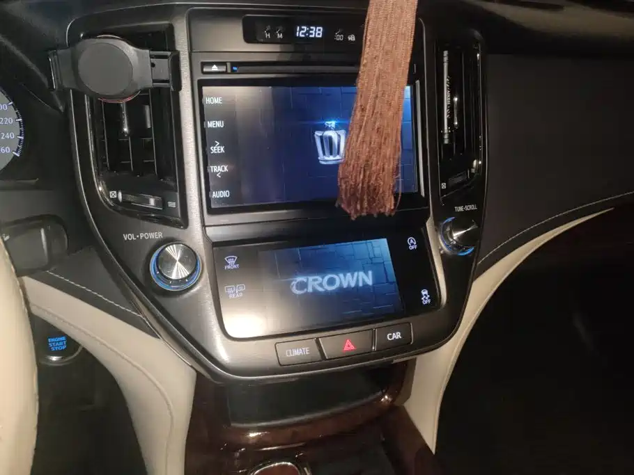 Toyota Crown — миниатюра 13