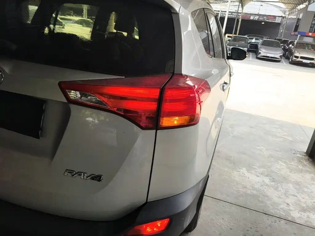 Toyota RAV4 — миниатюра 8